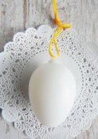Яйцо пластиковое белое на подвесе