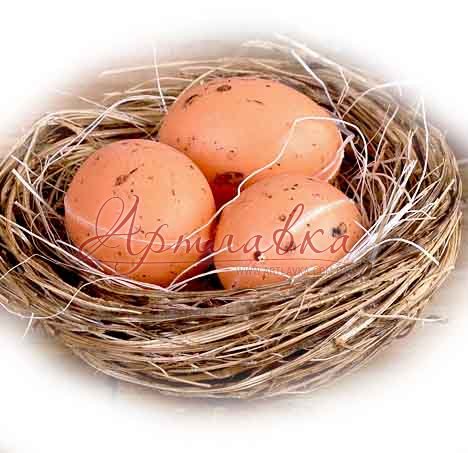 Декоративное гнездо с яйцами