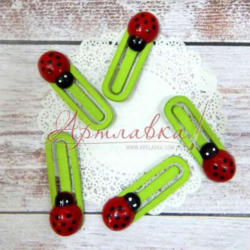 Скрепка зеленая с божьей коровкой