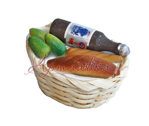 Продукти із пляшкою в плетеному кошику